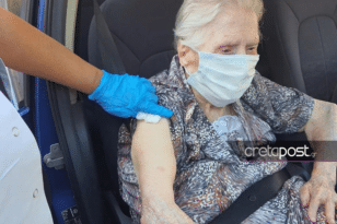 Ηράκλειο: «Δεν θέλω να πεθάνω σε δωμάτιο νοσοκομείου ολομόναχη» λέει γιαγιά 100 ετών κατά τη δεύτερη δόση εμβολίου