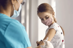Έκκληση Παγώνη για εμβολιασμό: «Ένα στα τρία παιδιά νοσούν»