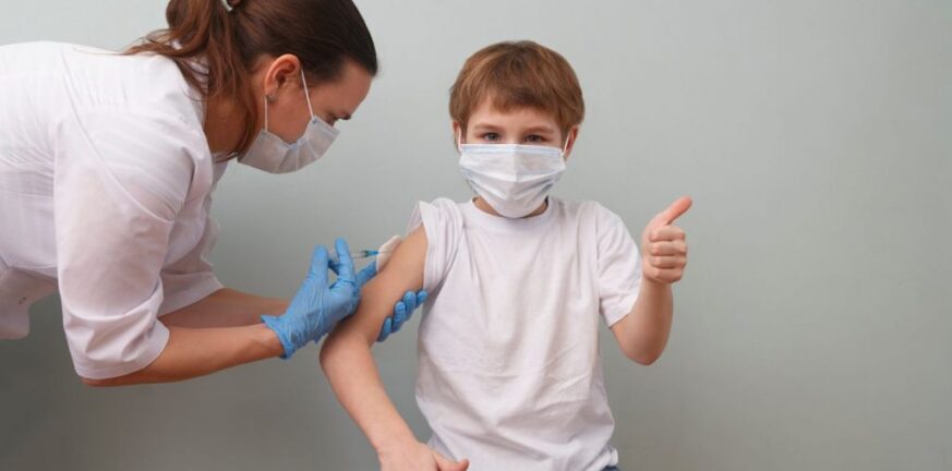 Pfizer και Moderna επεκτείνουν τις κλινικές δοκιμές για παιδιά 5-11 ετών