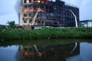 Μπαγκλαντές: Tραγωδία με πάνω από 50 νεκρούς από φωτιά σε εργοστάσιο