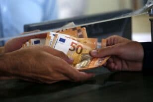 Κατώτατος μισθός: Ανεβαίνει από σήμερα στα 713 ευρώ - Ανεβαίνουν και επιδόματα