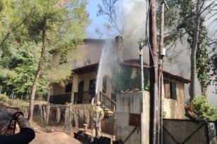 Σταμάτα Αττικής: Μάχη με τις αναζωπυρώσεις της φωτιάς - Επιστρατεύθηκε και το αεροσκάφος Beriev-200 - Καίγονται σπίτια - ΝΕΟΤΕΡΑ - ΒΙΝΤΕΟ