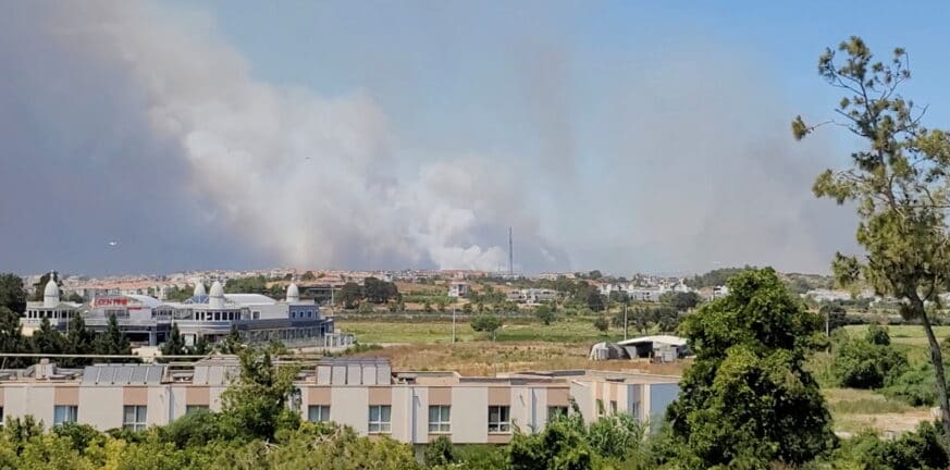Τουρκία: Φωτιά στην Αττάλεια με 4 τραυματίες, καμμένα σπίτια και εκκενώσεις περιοχών