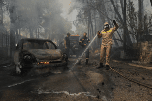 Φωτιά Σταμάτα- Κάηκαν 18 σπίτια και 10 αυτοκίνητα - ΦΩΤΟ και ΒΙΝΤΕΟ
