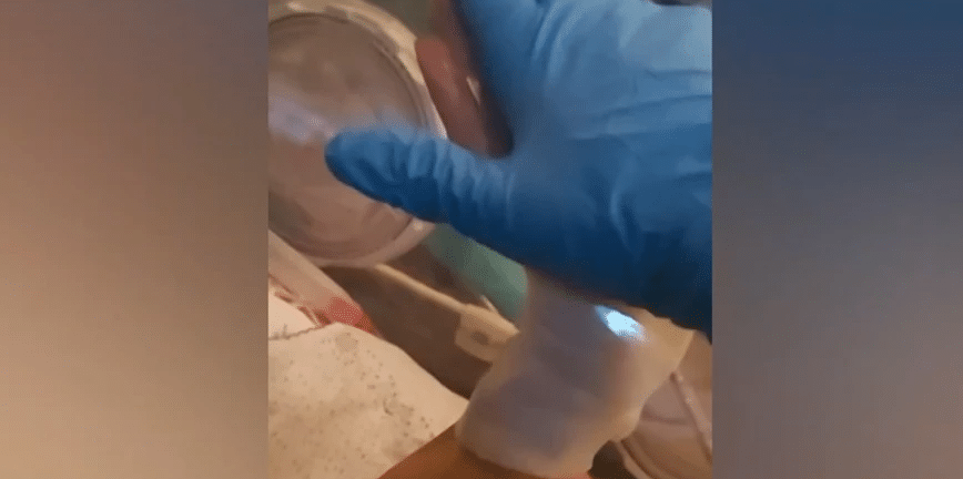 Διασώστης δίνει κουράγιο σε ασθενή έξω από την ειδική κάψουλα - ΒΙΝΤΕΟ