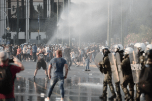 Πλατεία Συντάγματος: Επεισόδια μεταξύ αρνητών και ΜΑΤ - Και χρυσαυγίτες στη διαμαρτυρία