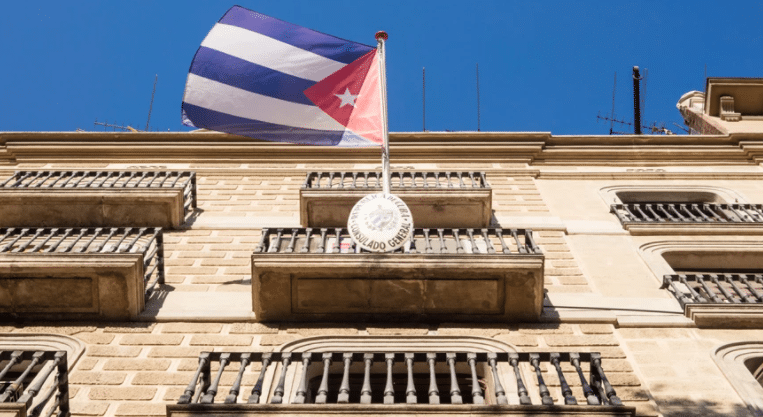 Γαλλία: Επίθεση με μολότοφ στην πρεσβεία της Κούβας - Γιατί κατηγορούν τις ΗΠΑ