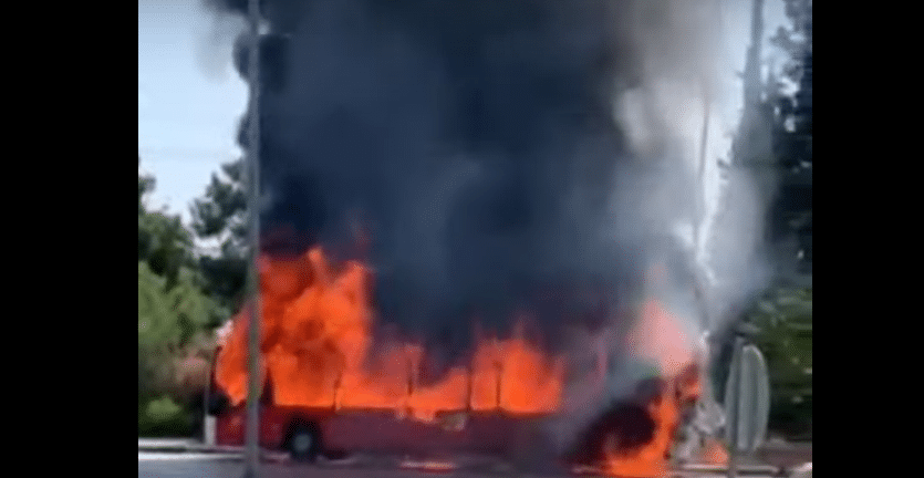Θεσσαλονίκη: Στις φλόγες λεωφορείο του ΚΤΕΛ – ΒΙΝΤΕΟ