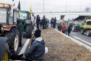 Αίγιο: «Θερμός» τρύγος από τους αγρότες στους δρόμους