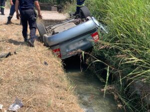 Καλύβια: Ανατροπή οχήματος και πτώση σε αρδευτικό αυλάκι ΦΩΤΟ