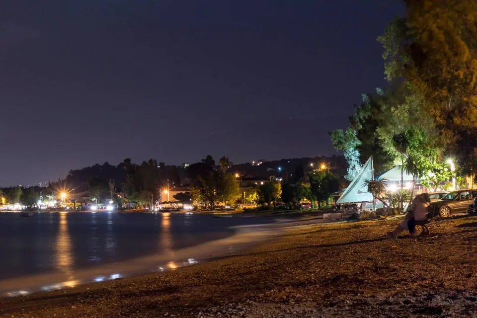 Νυχτερινή ζωή στην Πάτρα το καλοκαίρι: Beach bars, συναυλίες και θερινό σινεμά