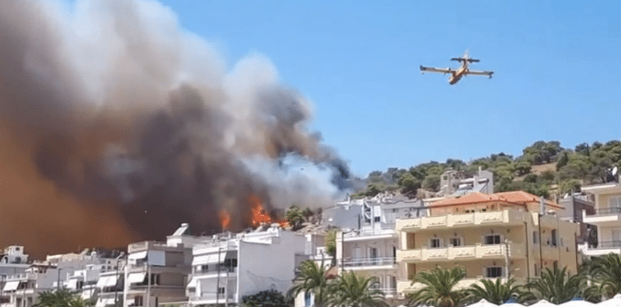 Σαλαμίνα: Απειλούνται σπίτια από φωτιά ΦΩΤΟ ΒΙΝΤΕΟ