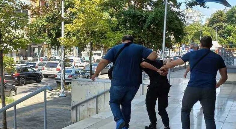Κακουργηματική δίωξη για τον 25χρονο που μαχαίρωσε σκύλο μαχαίρωσε