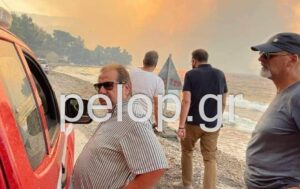 Αιγιάλεια - Φωτιά στην Ζήρια: 5 αεροπλάνα και 7 ελικόπτερα ρίχνουν νερό από αέρος - Εκατοντάδες πυροσβέστες