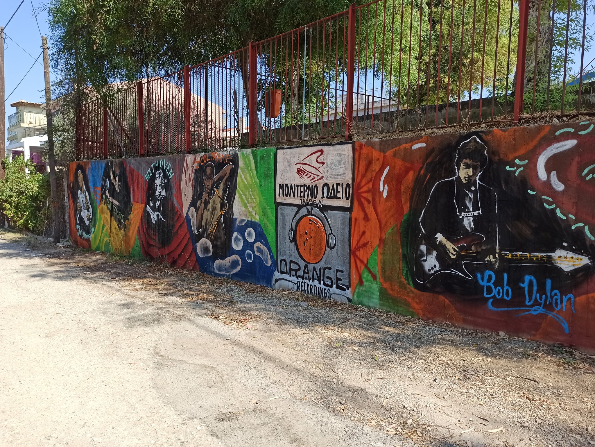 Πάτρα: Jimi Hendrix, Χατζιδάκις και Beethoven κοσμούν τοίχο στην Οβρυά ΦΩΤΟ