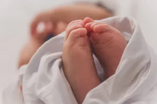 Βόλος: Γονείς άρπαξαν το μωρό τους με κορονοϊο από το ασθενοφόρο