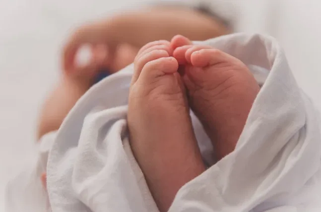 Βόλος: Γονείς άρπαξαν το μωρό τους με κορονοϊο από το ασθενοφόρο