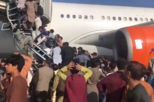 Αφγανιστάν: Σκηνές σοκ στο αεροδρόμιο της Καμπούλ - Άνθρωποι πέφτουν από αεροπλάνο που απογειώνεται - ΒΙΝΤΕΟ 