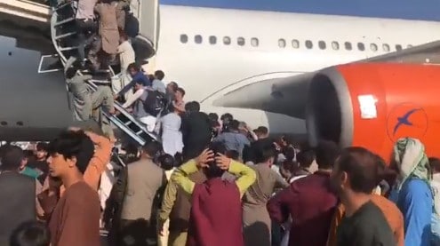 Αφγανιστάν: Σκηνές σοκ στο αεροδρόμιο της Καμπούλ - Άνθρωποι πέφτουν από αεροπλάνο που απογειώνεται - ΒΙΝΤΕΟ 