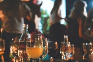 Αγρίνιο: Πρόστιμα και αναστολή λειτουργίας σε τρία μπαρ με όρθιους πελάτες