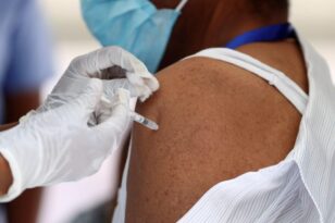 Αρνητής εμβολίου χωρίζει τη γυναίκα του επειδή εμβολιάστηκε - ΒΙΝΤΕΟ