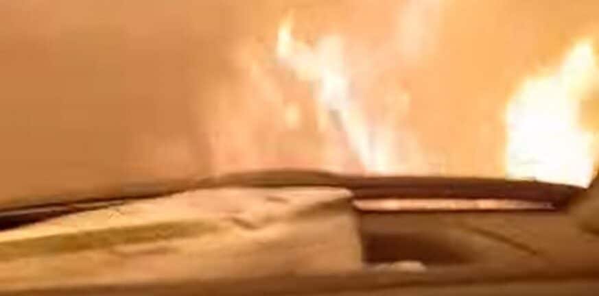 Γορτυνία: "Φύγε, προλαβαίνουμε" - Πέρασαν με το αυτοκίνητο μέσα από τις φλόγες - ΒΙΝΤΕΟ
