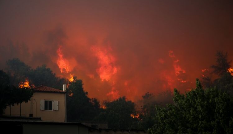 Φωτιά στην Εύβοια: Αγωνία για τα χωριά Αμέλαντες, Σκεπαστή που τα κυκλώνουν οι φλόγες