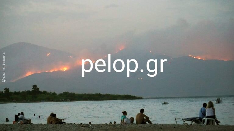 Ορατή από τις παραλίες της Αιγιάλειας η φωτιά στη Φωκίδα - ΦΩΤΟ