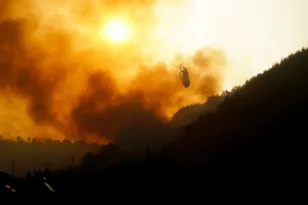 Αρκαδία: Μαίνεται το πύρινο μέτωπο στη Γορτυνία - Οι φλόγες πέρασαν μέσα από οικισμούς