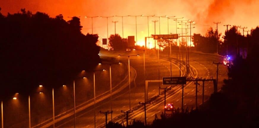 Φωτιά στην Αττική: Άλλη μια εξαιρετικά δύσκολη νύχτα - Οι φλόγες πέρασαν την εθνική προς Ωρωπό - ΝΕΟΤΕΡΑ