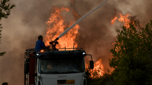 Φωτιές στην Αττική: Εστειλε βοήθεια ο Δήμος Πειραιά