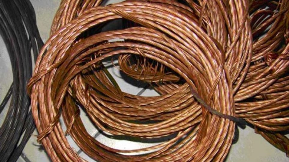 Συγκλονιστική υπόθεση: Ανήλικη και πατέρας συλλαμβάνονται για κλοπή χαλκού από τον Πύργο