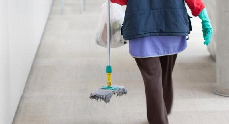 Πάτρα: 180 θέσεις σχολικών καθαριστριών με πλήρη απασχόληση θα προκηρύξει ο Δήμος