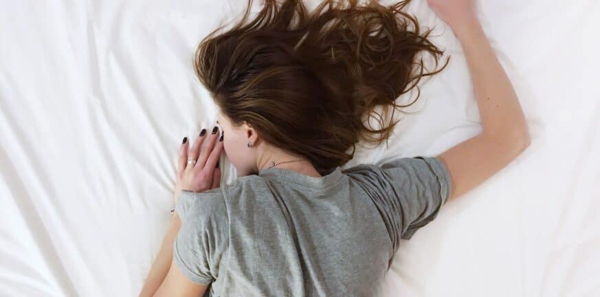 Μαλλιά: Πώς να τα προστατεύσετε ενώ κοιμάστε