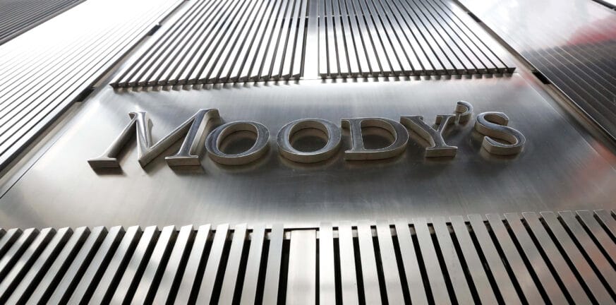 Moody’s: Πρόβλεψη για μείωση ρεκόρ του ελληνικού δημόσιου χρέους το 2022