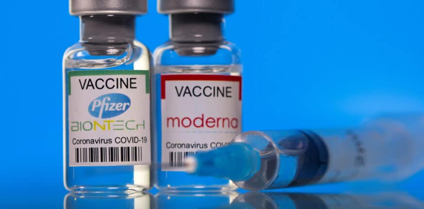 Pfizer vs Moderna: Tι έδειξε η πρώτη μεγάλη συγκριτική μελέτη των δύο εμβολίων