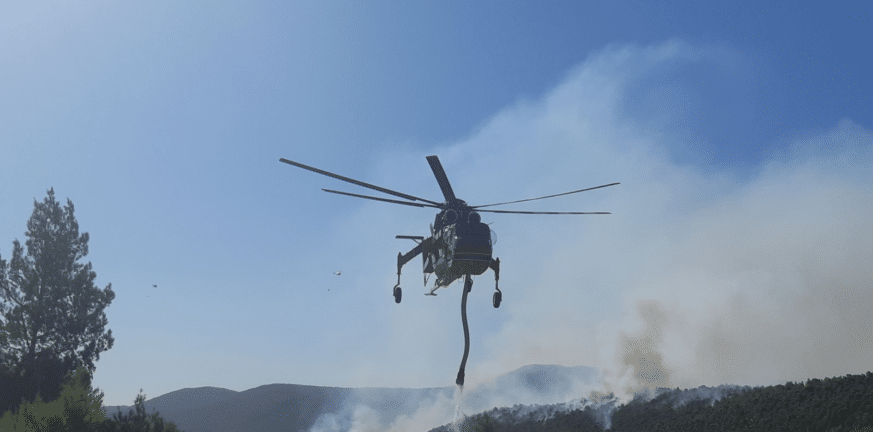 Φωτιά σε δασική έκταση στην Κορινθία - Στη μάχη εναέρια μέσα της Πυροσβεστικής