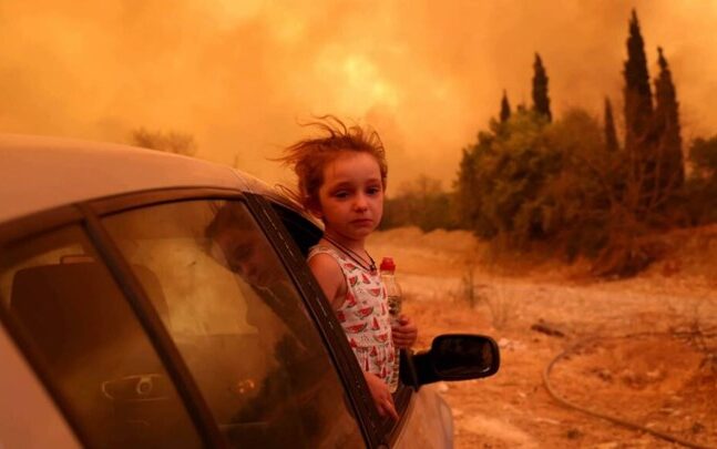 Η ιστορία πίσω από τη viral φωτογραφία της Βαλεντίνας στη φωτιά στην Εύβοια