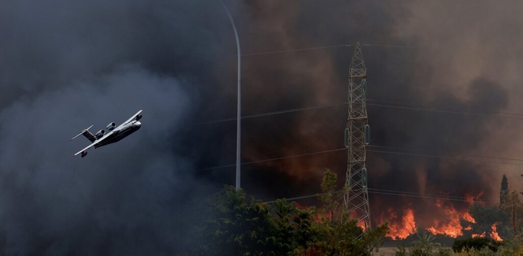 Φωτιά στη Βαρυμπόμπη: Πύρινος εφιάλτης - Ολονύκτια μάχη με τις φλόγες - Κάηκαν σπίτια - Εκκενώθηκαν οικισμοί - ΦΩΤΟ - ΒΙΝΤΕΟ
