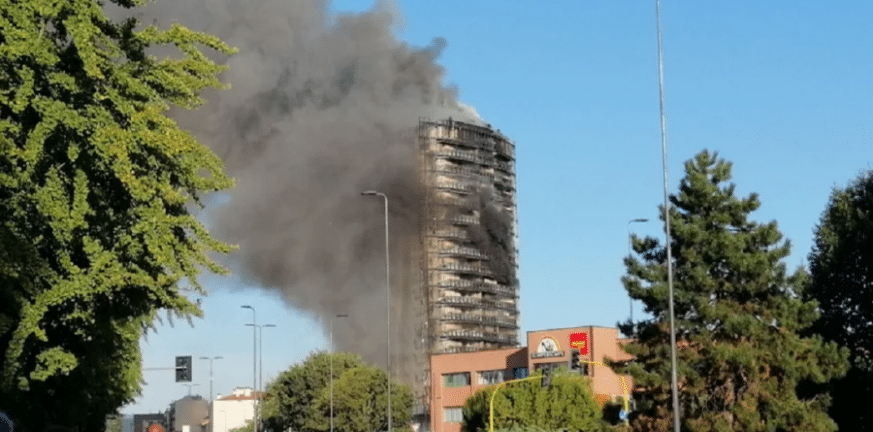 Ιταλία: Καταστράφηκε από πυρκαγιά ουρανοξύστης στο Μιλάνο