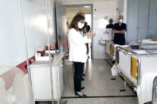 Κατερίνα Σακελλαροπούλου: Επισκέφθηκε στο νοσοκομείο τους εγκαυματίες δασοπυροσβέστες