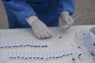 Κορονοϊός: Στο τραπέζι η κατάργηση των rapid test σε ανεμβολίαστους εργαζόμενους
