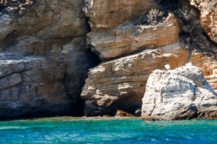 Κρήτη: Πέτρες από βράχια τραυμάτισαν λουόμενους στον Πάνορμο