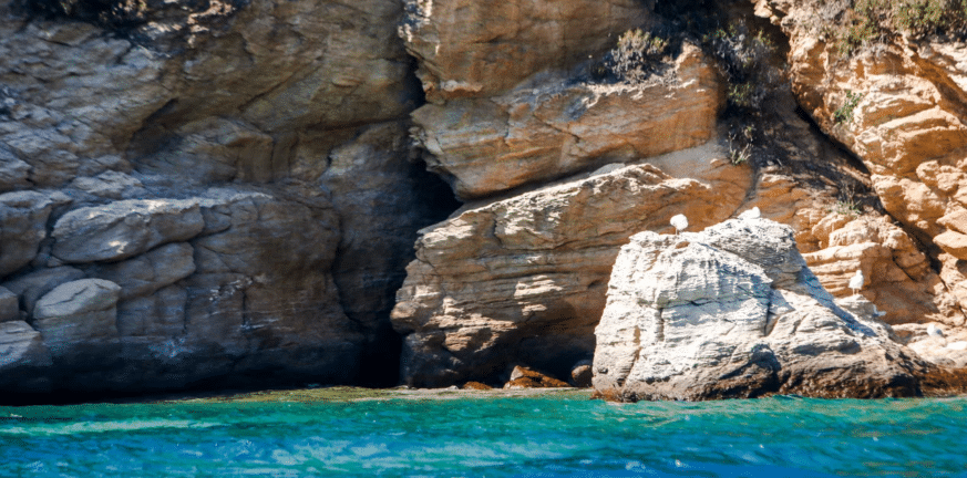 Κρήτη: Πέτρες από βράχια τραυμάτισαν λουόμενους στον Πάνορμο
