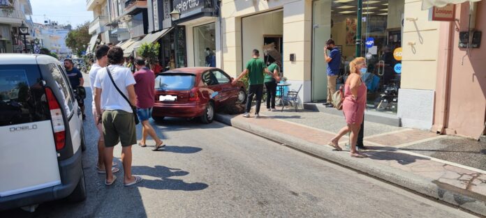Αμαλιάδα: Αυτοκίνητο «εισέβαλε» σε κατάστημα ΦΩΤΟ
