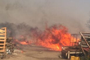 Ανδραβίδα: Πυρκαγιά στην είσοδο της 117 ΠΜ - Στο Νοσοκομείο πυροσβέστης