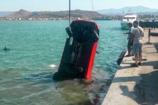 Αυτοκίνητο έπεσε στη θάλασσα στο Πόρτο Χέλι