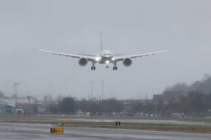ΗΠΑ: Τρόμος στον αέρα - Βoeing 777 έχασε ελαστικό στην απογείωση - ΒΙΝΤΕΟ
