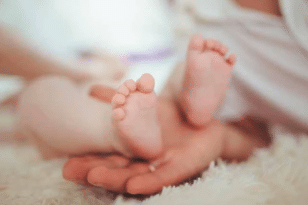 Θεσσαλονίκη: Γέννησε με καισαρική η ανεμβολίαστη 26χρονη με κορονοϊό