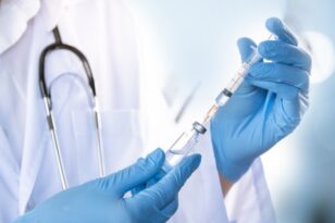 Κορονοϊός: Εγκρίθηκε εμβόλιο από την Pfizer για τις νέες παραλλαγές